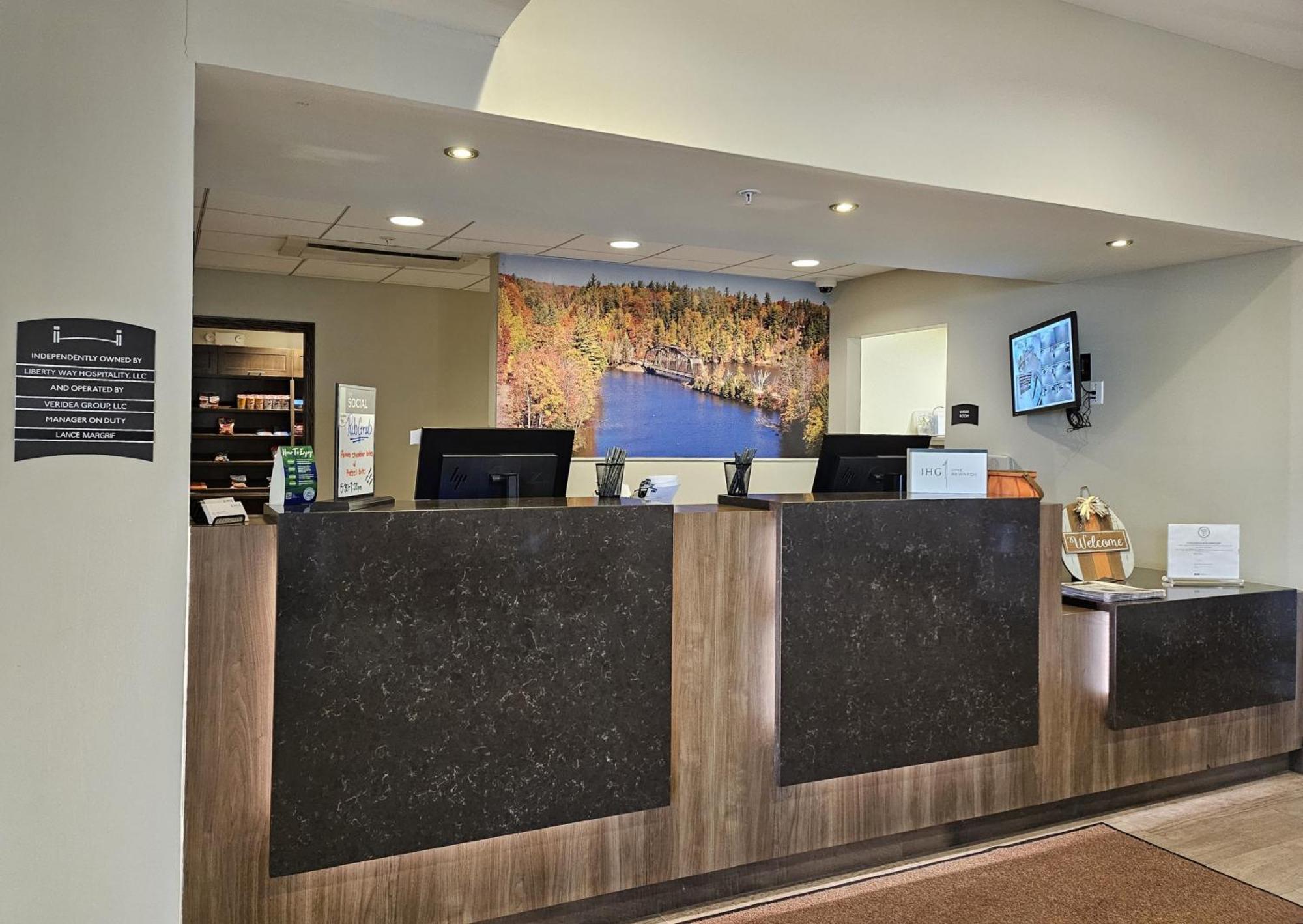 Staybridge Suites Marquette By Ihg מראה חיצוני תמונה